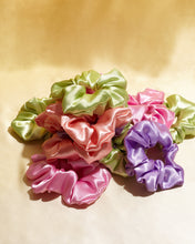 Load image into Gallery viewer, SCRUNCHIE LILAC